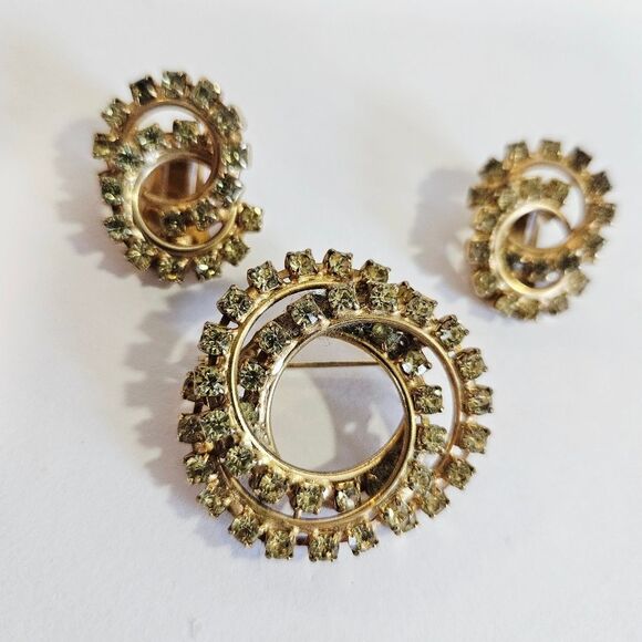 Vintage Demi Parure Open Work Green Glass Rhinestone Brooch Clip On Earring Set - Picture 4 of 11